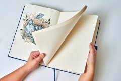 Блокнот для зарисовок Sketchmarker 140 г/кв.м 21х29.7см 80л твердая обложка, королевский синий